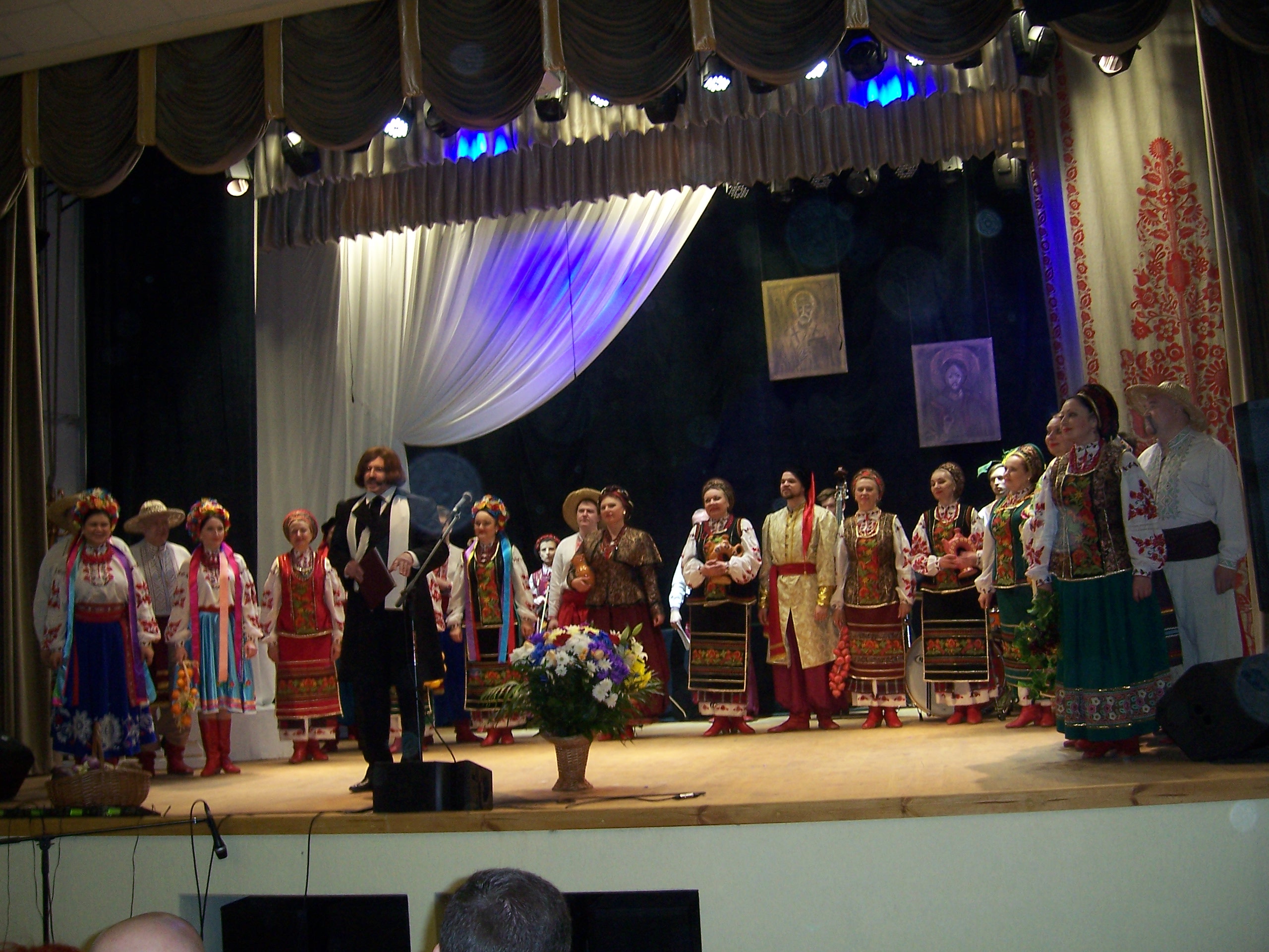 На сцені – актори Полтавського обласного музично-драматичного театру імені Миколи Гоголя